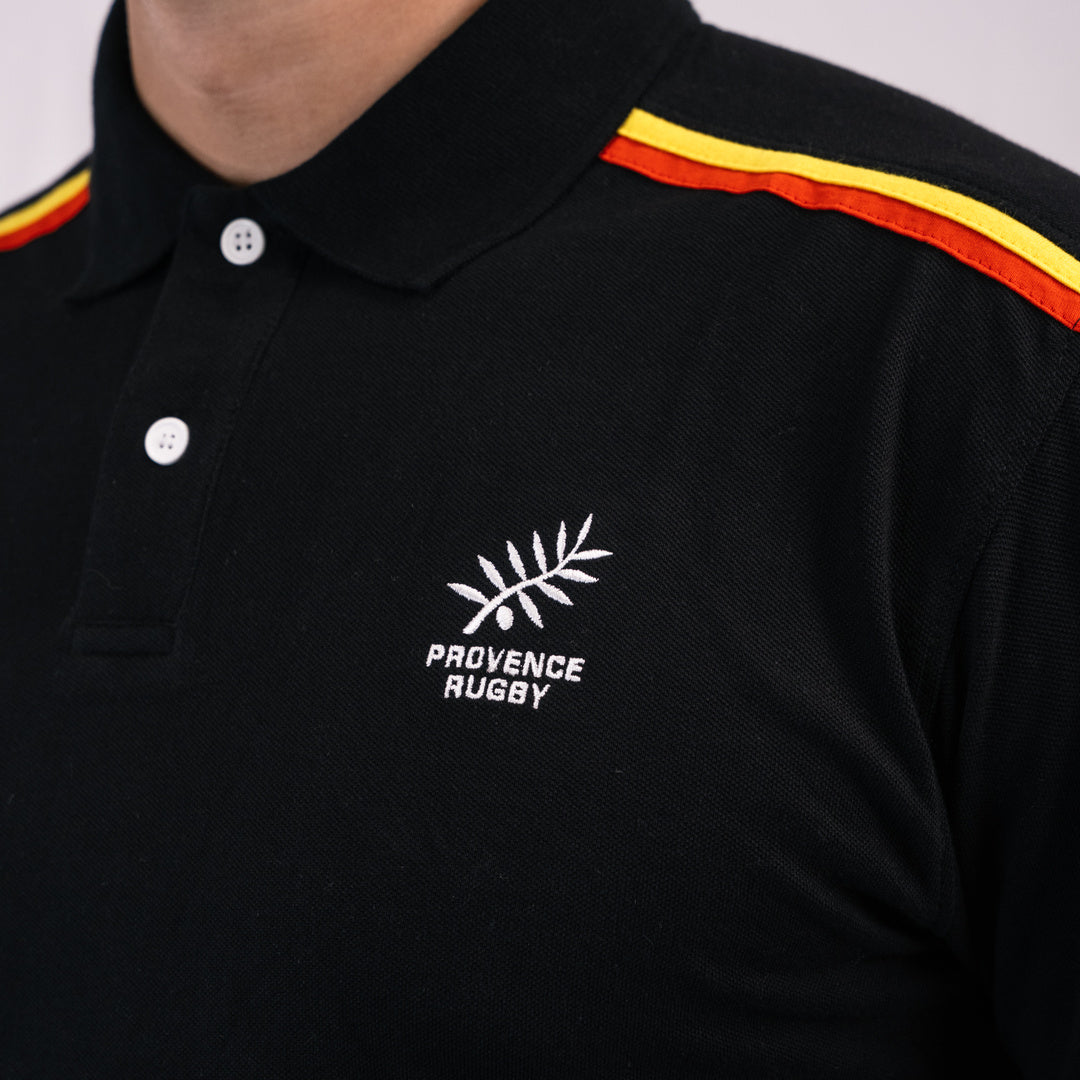 Polo à bandes rouges et jaunes