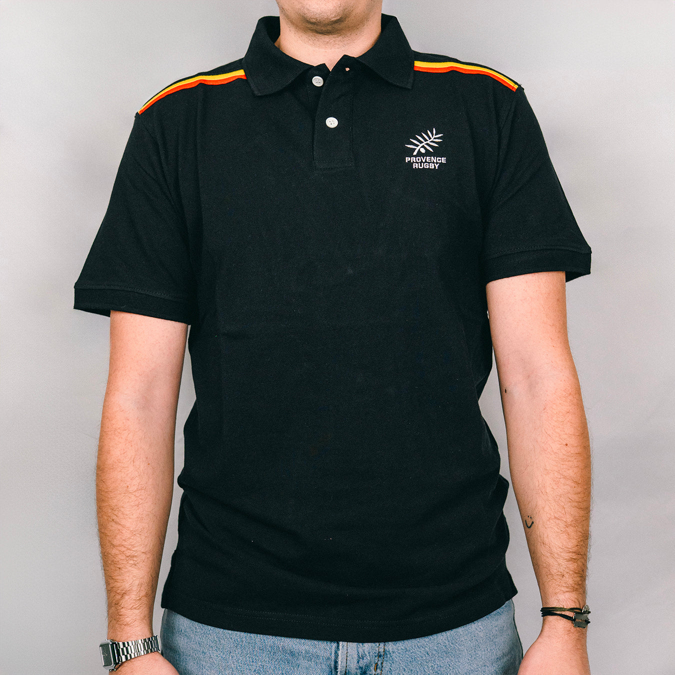 Polo à bandes rouges et jaunes